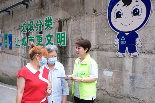 工作中的宋瑶平（右）。 记者 郭旭 摄.jpg